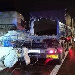 Kilkutonowa konstrukcja runęła na drogę. O krok od tragedii