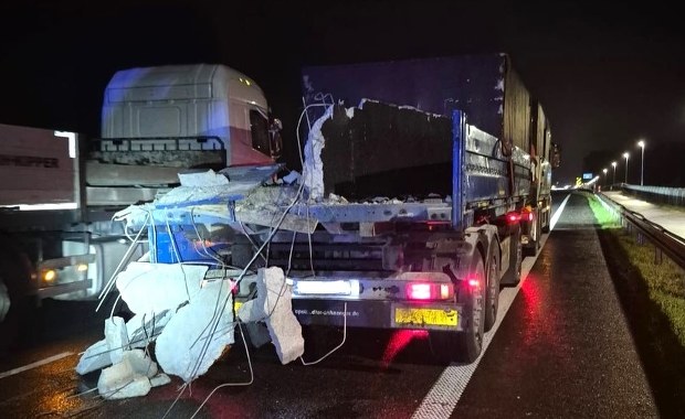 Kilkutonowa konstrukcja runęła na drogę. O krok od tragedii