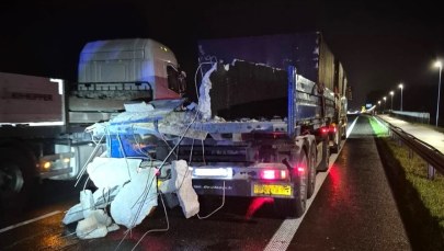 Kilkutonowa konstrukcja runęła na drogę. O krok od tragedii