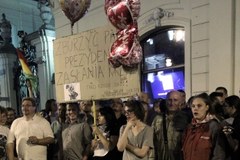 Kilkutysięczna demonstracja przed Pałacem Prezydenckim