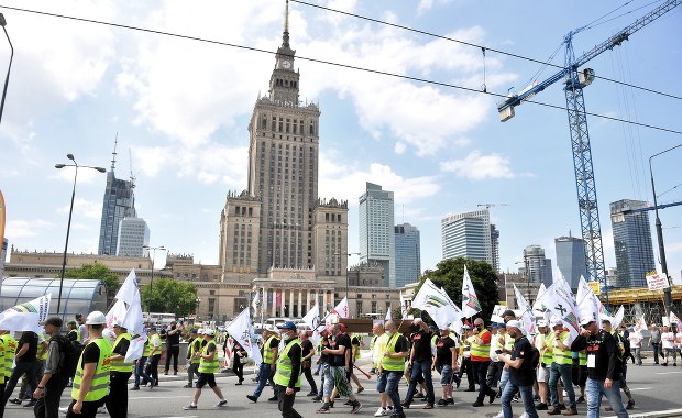 Kilkutysięczne manifestacje w stolicy. Protestowały dwie branże 