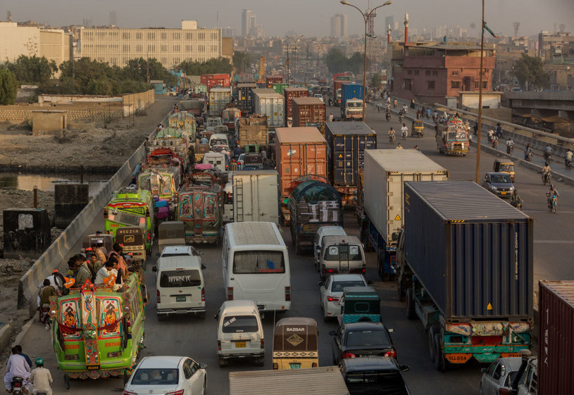 Kilometrowe korki to w Pakistanie codzienność /Asim Hafeez /Getty Images