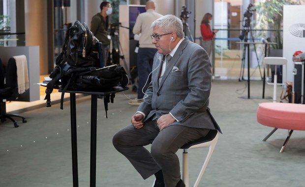 "Kilometrówki" Czarneckiego. Byli asystenci europosła: On podpisywał 