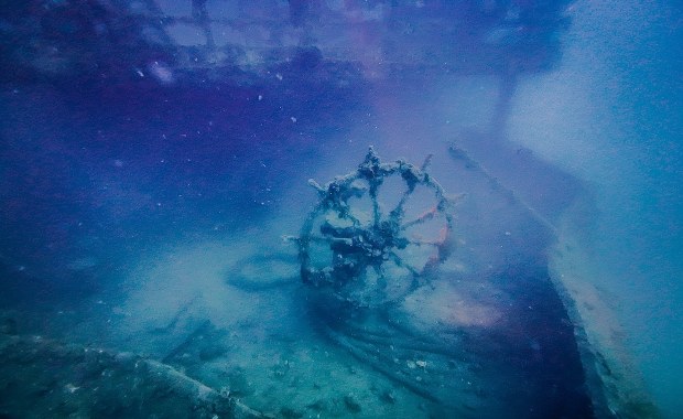 Kim był "J.R." z "Portowca"? Naukowcy wydobyli skrzynkę z wraku na dnie Bałtyku