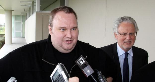 Kim Dotcom tuż po opuszczeniu aresztu - jakie będą jego dalsze losy? /AFP