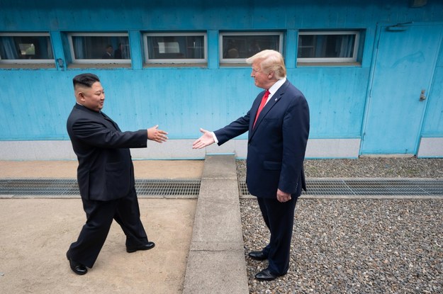 Kim Dzong Un i Donald Trump w Koreańskiej Strefie Zdemilitaryzowanej /UPI Photo/White House/Shealah Craighead /PAP/Newscom