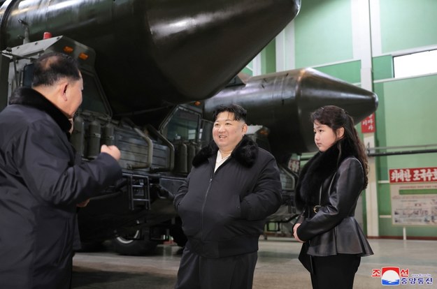 Kim Dzong Un i jego córka Ju Ae na zdjęciu z 5 stycznia 2024 roku /KCNA /PAP/EPA