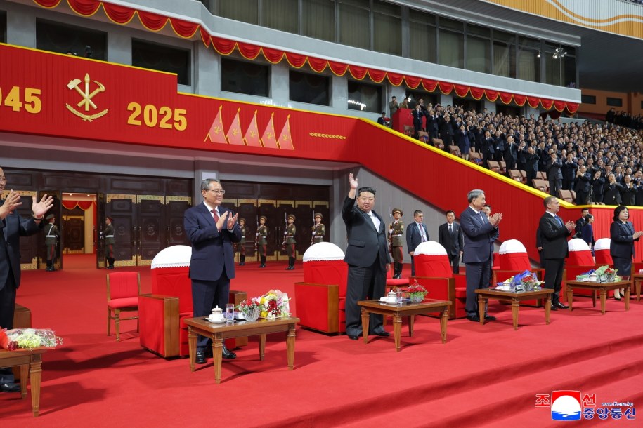 Kim Dzong Un i jego goście /KCNA /PAP/EPA