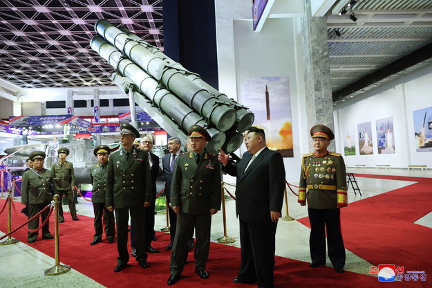 Kim Dzong Un i Siergiej Szojgu oglądają nową broń /KCNA EDITORIAL USE ONLY /PAP/EPA