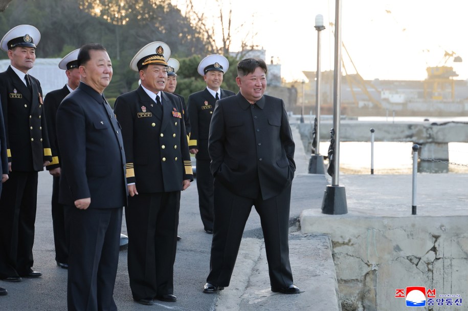 Kim Dzong Un i towarzysze obserwują sytuację /KCNA /PAP/EPA