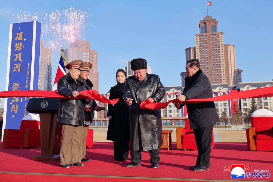 Kim Dzong Un inaugurujący otwarcie nowej dzielnicy /KCNA /PAP/EPA