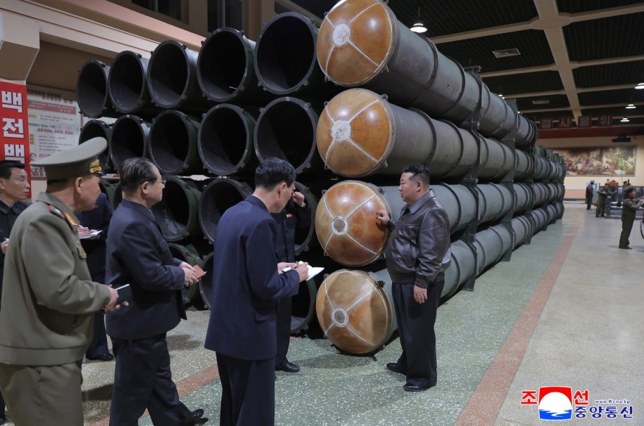 Kim Dzong Un kontroluje pracę w zakładach zbrojeniowych /KCNA /PAP