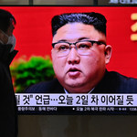 Kim Dzong Un ma oczy wszędzie. Dosłownie w każdym smartfonie