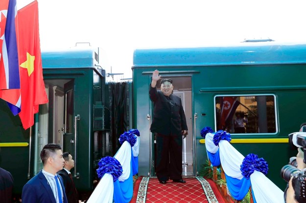 Kim Dzong Un na tle pancernego pociągu w 2019 roku /	BUI DOAN TAN /PAP/EPA