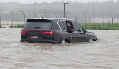 Kim Dzong Un nadzorował akcję ratunkową. Z luksusowego SUV-a