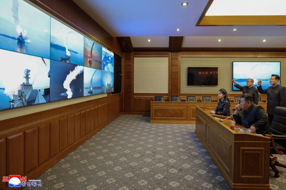 Kim Dzong Un nadzorował kolejną próbę rakietową /STR/AFP/East News /East News