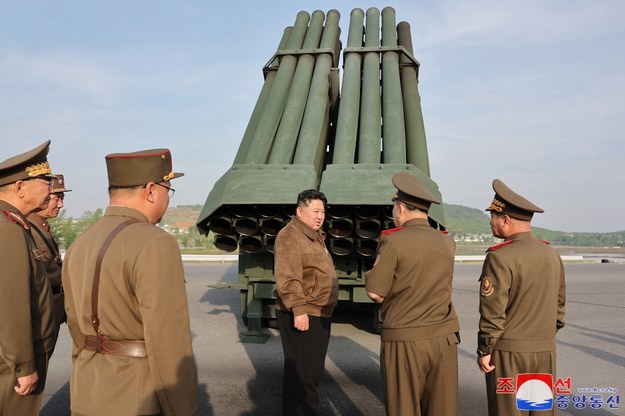Kim Dzong Un nadzorował próby z nową wieloprowadnicową wyrzutnią rakietową /KCNA /PAP/EPA