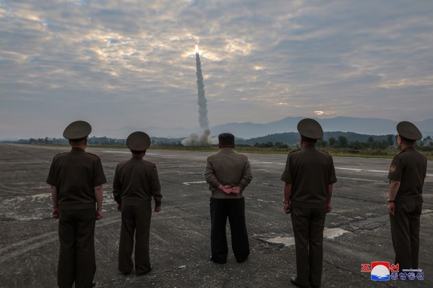 Kim Dzong Un nadzorujący test nowej broni /KCNA /PAP/EPA