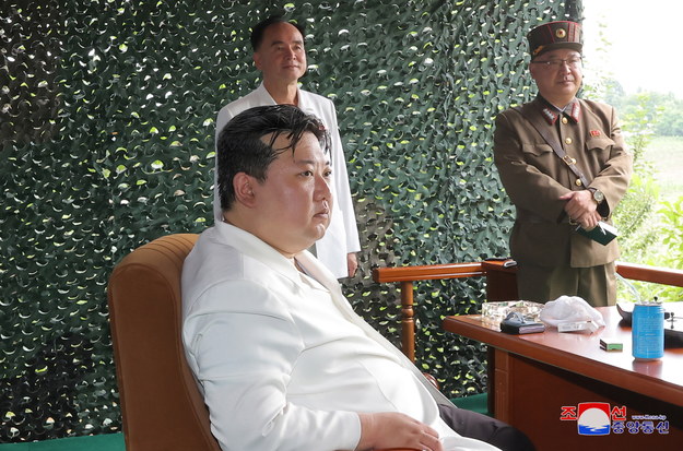 Kim Dzong Un obserwuje wystrzelenie pocisku balistycznego /KCNA /PAP/EPA