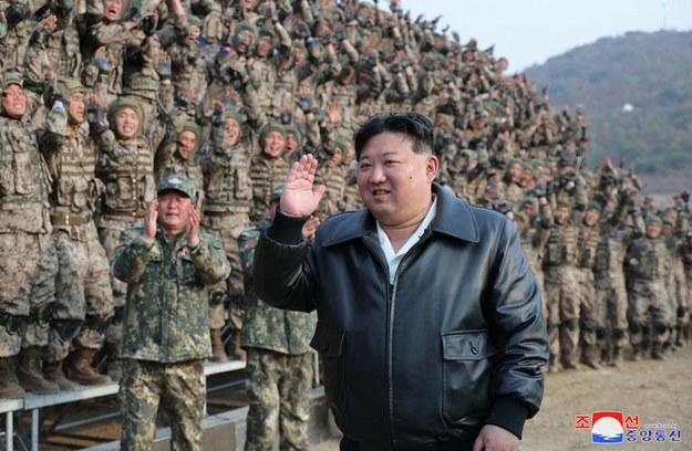 Kim Dzong Un ogląda ćwiczenia północnokoreańskiej armii /STR/AFP /East News