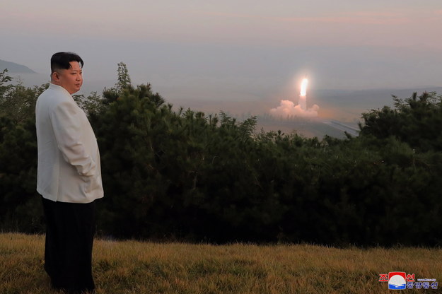Kim Dzong Un osobiście nadzoruje próby rakietowe /KCNA EDITORIAL USE /PAP/EPA