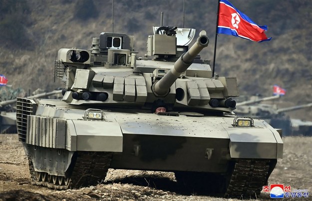 Kim Dzong Un osobiście poprowadził czołg na ćwiczeniach wojskowych /STR /East News/AFP