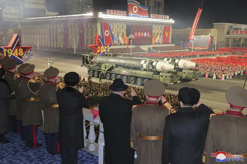 Kim Dzong Un podczas defilady wojskowej z okazji 75-lecia Koreańskiej Armii Ludowej /STR/AFP/East News /East News