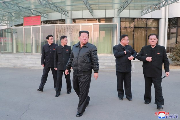 Kim Dzong Un podczas inspekcji północnokoreańskiej Narodowej Administracji Rozwoju Lotnictwa i Kosmonautyki /KCNA /PAP/EPA