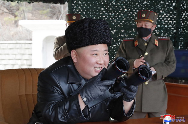 Kim Dzong Un podczas manewrów wojskowych /KCNA /PAP
