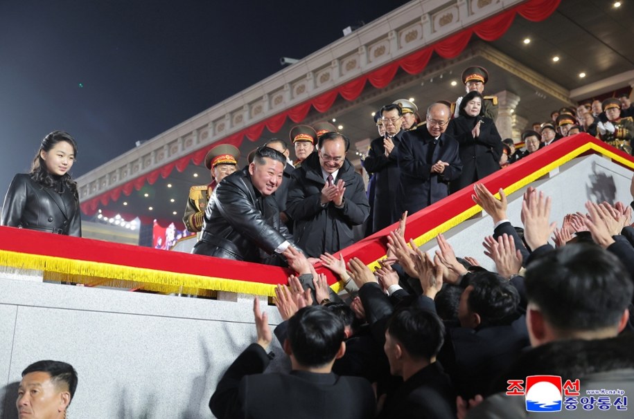 Kim Dzong Un podczas parady /KCNA /PAP/EPA