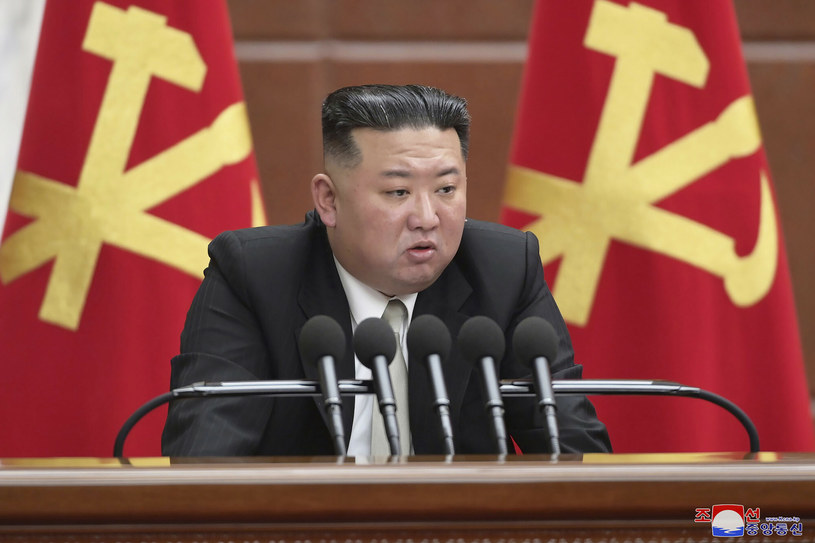 Kim Dzong Un podczas przemówienia do członków Partii Pracy /Associated Press /East News
