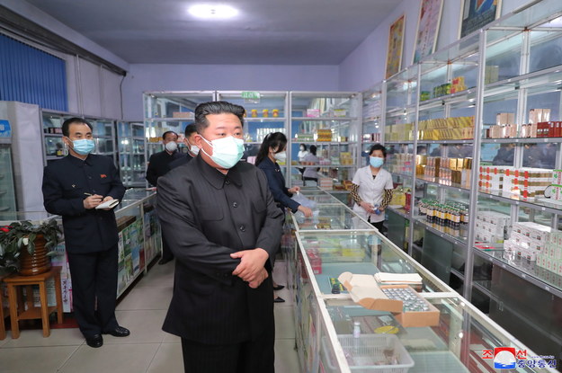 Kim Dzong Un podczas wizytacji apteki w Pjongjangu /KCNA /PAP/EPA