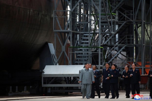 Kim Dzong Un podczas wizytacji okrętu podwodnego /KCNA /PAP/EPA