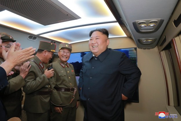 Kim Dzong Un podczas wtorkowych testów "nowego typu taktycznych pocisków kierowanych" /KCNA /PAP/EPA