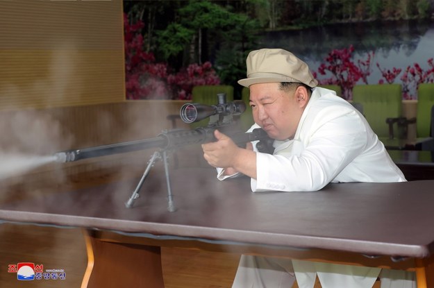 Kim Dzong Un pozuje w fabryce zbrojeniowej /KCNA /PAP/EPA