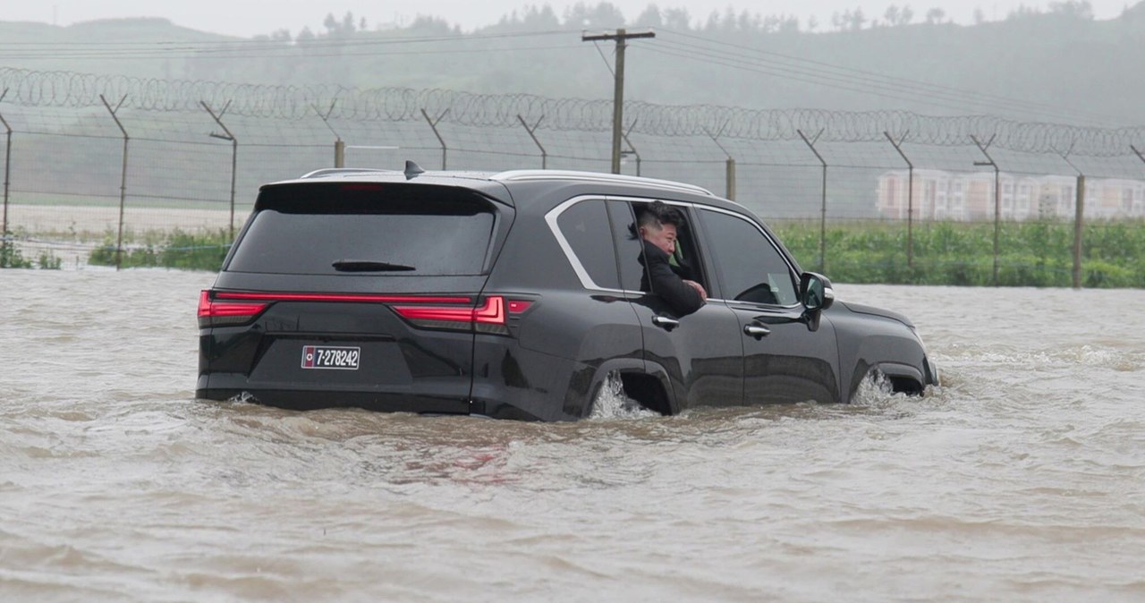 Kim Dzong Un przemierzał teren objęty powodzią na pokładzie luksusowego SUV-a. /PAP/EPA/KCNA /