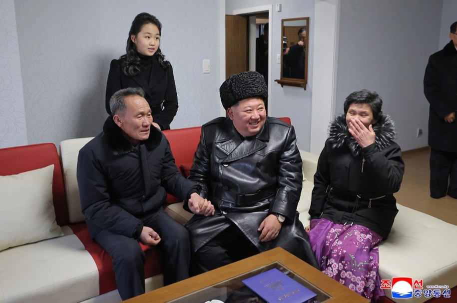Kim Dzong Un razem z córką odwiedził rodzinę jednego z poległych żołnierzy /KCNA /PAP/EPA