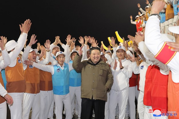Kim Dzong Un świętuje wystrzelenie satelity na orbitę /KCNA /PAP/EPA