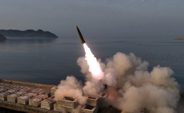 Kim Dzong Un testuje amunicję kasetową. Córka się przygląda