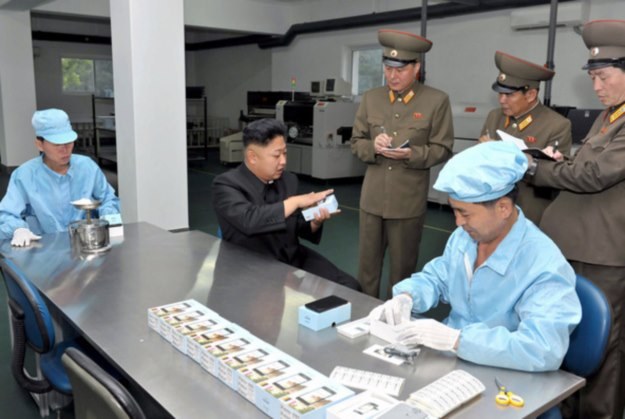 Kim Dzong Un testuje północnokoreańskie smartfony /AFP