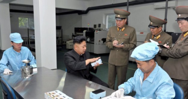 Kim Dzong Un testuje północnokoreańskie smartfony /AFP