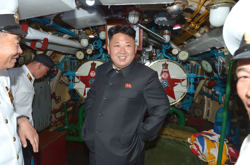 Kim Dzong Un udziela załodze porad odnośnie nawigacji /AFP