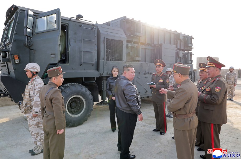 Kim Dzong Un (w środku), za nim jego córka Dzu Ae /KCNA /PAP/EPA