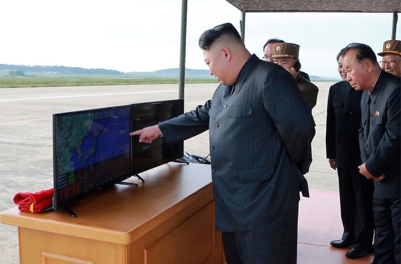 Kim Dzong Un w towarzystwie wojskowych /    KCNA via KNS /East News