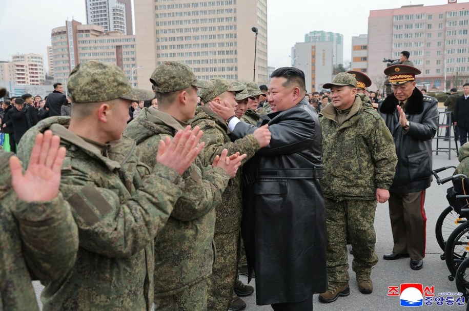 Kim Dzong Un witający żołnierzy /STR/AFP/East News /East News