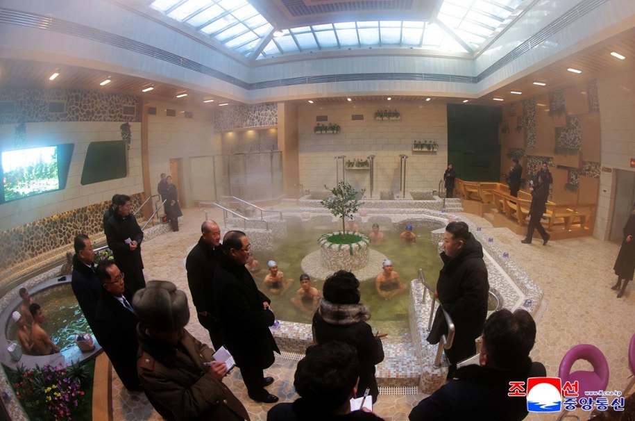 Kim Dzong Un wizytujący ośrodek Onpho /STR/AFP/East News /East News