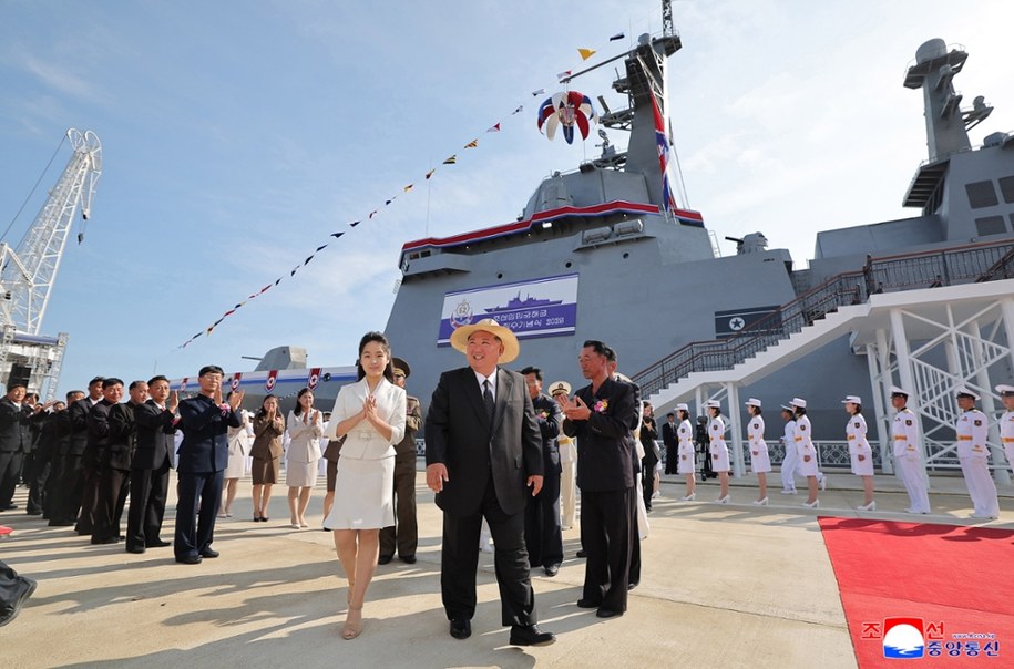 Kim Dzong Un wraz z córką Kim Dzu Ae podczas wodowania niszczyciela /KCNA /PAP/EPA