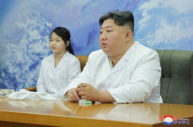 Kim Dzong Un z córką na inspekcji satelity szpiegowskiego w maju 2023 roku /STR /AFP/EAST NEWS