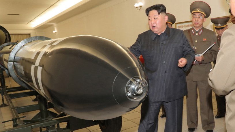 Kim Dzong Un z nowymi głowicami /KCNA /PAP