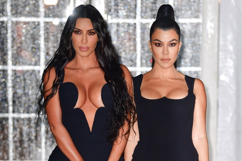 Kim i Kourtney Kardashian w przeszłości niejednokrotnie kłóciły się. Dziś wzajemnie wspierają się w trudnych chwilach /James Devaney / Contributor /Getty Images